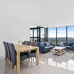 Luxe Canal View Apt In Surfers Steps From The Sea