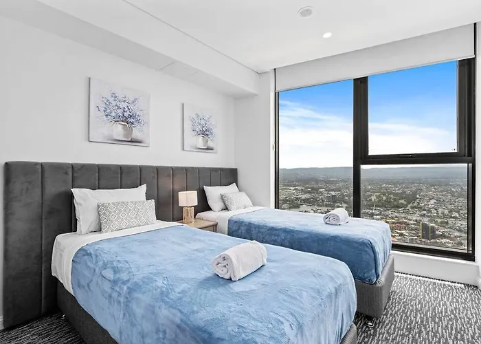 Luxe Canal View Apt In Surfers Steps From The Sea