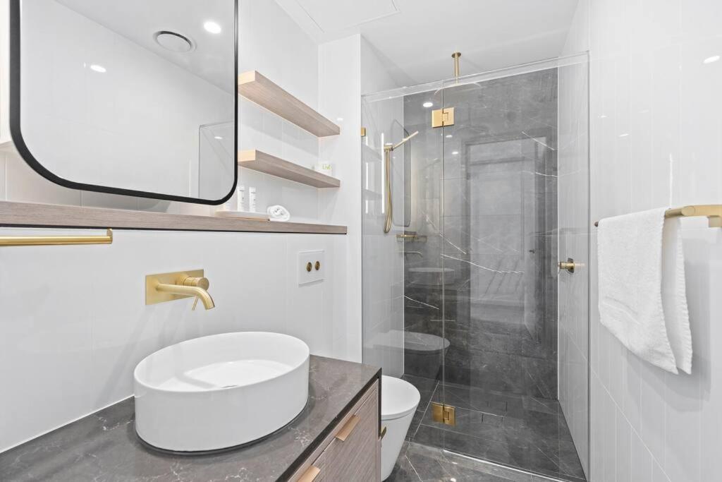 Luxe Canal View In Surfers Steps From The Sea Apartment *
