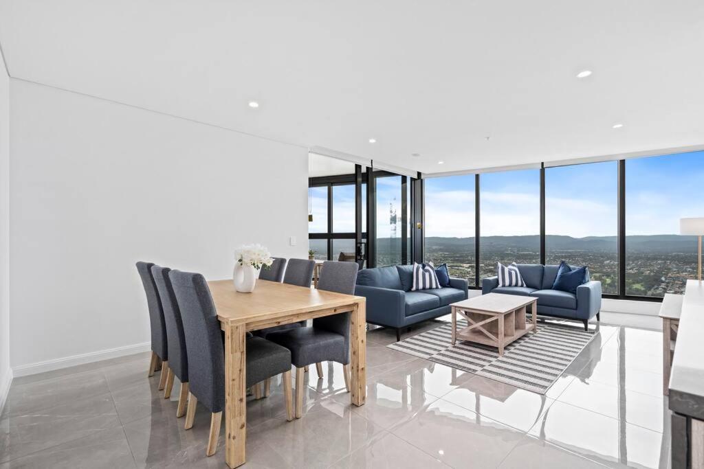 Luxe Canal View In Surfers Steps From The Sea Apartment