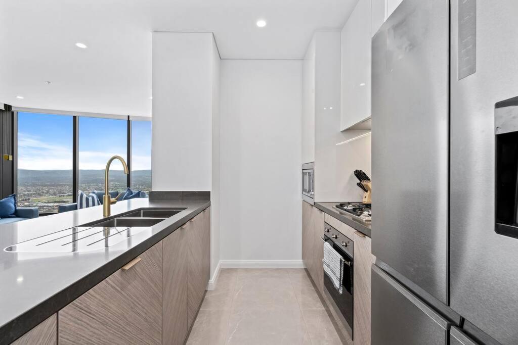 Luxe Canal View In Surfers Steps From The Sea * Gold Coast
