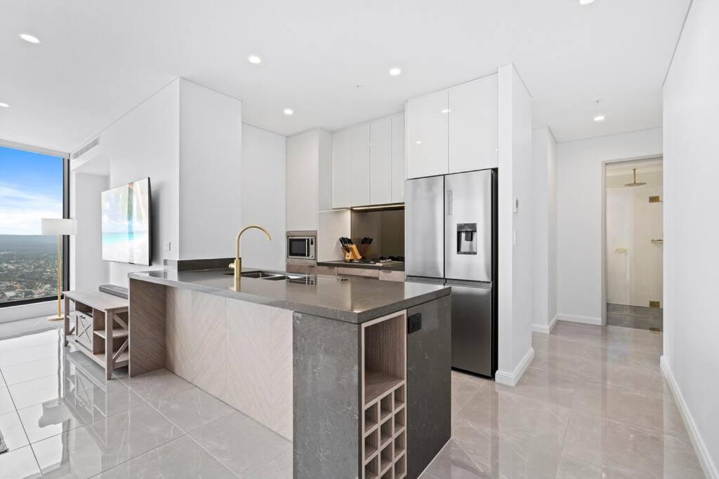 Luxe Canal View In Surfers Steps From The Sea Apartment *