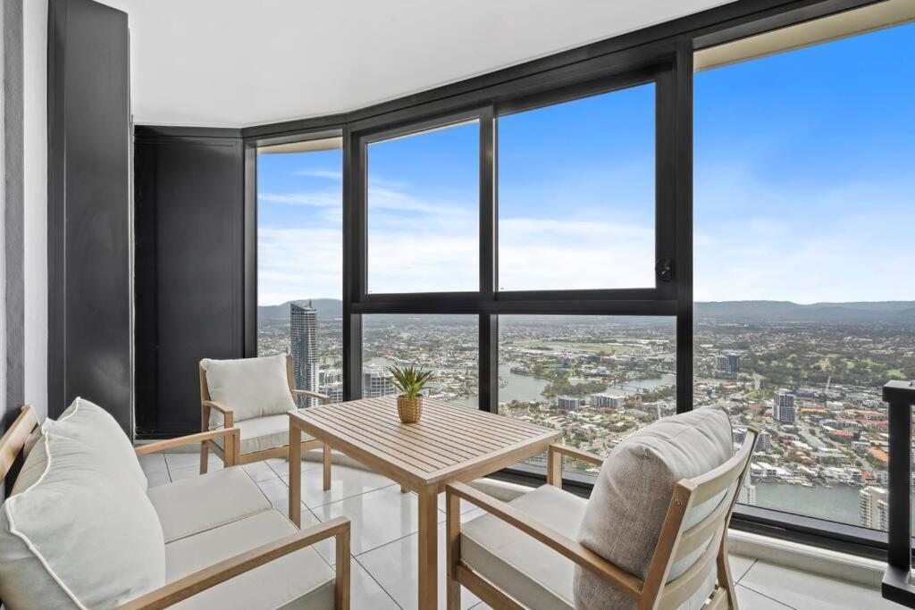 Apartment Luxe Canal View In Surfers Steps From The Sea